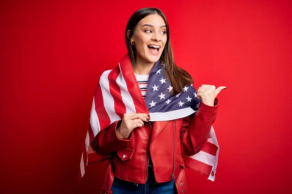 Ung Vacker Brunett Patriotisk Kvinna Bär Usa Flagga För Självständighet — Stockfoto