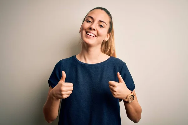 Jonge Mooie Blonde Vrouw Met Blauwe Ogen Dragen Casual Shirt — Stockfoto