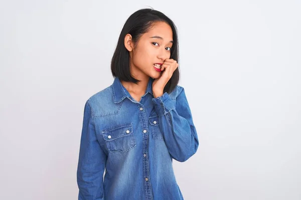 Młoda Piękna Chinka Ubrana Dżinsową Koszulę Stojąca Nad Białym Tłem — Zdjęcie stockowe