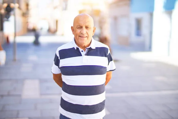 Hombre Guapo Mayor Sonriendo Con Alegría Confianza Pie Con Sonrisa — Foto de Stock