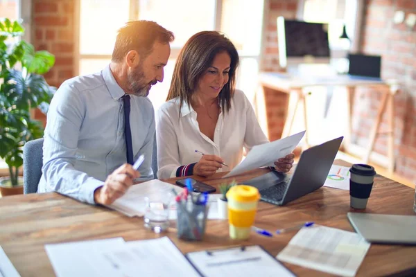 Dos Trabajadores Mediana Edad Sonriendo Felices Confiados Trabajar Juntos Con — Foto de Stock