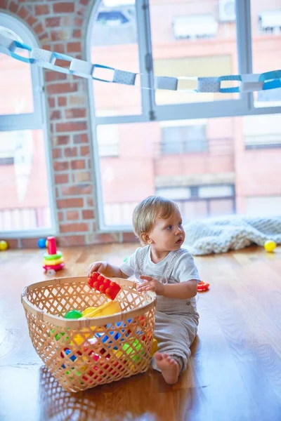 Entzückendes Blondes Kleinkind Spielt Kindergarten Jede Menge Spielzeug — Stockfoto