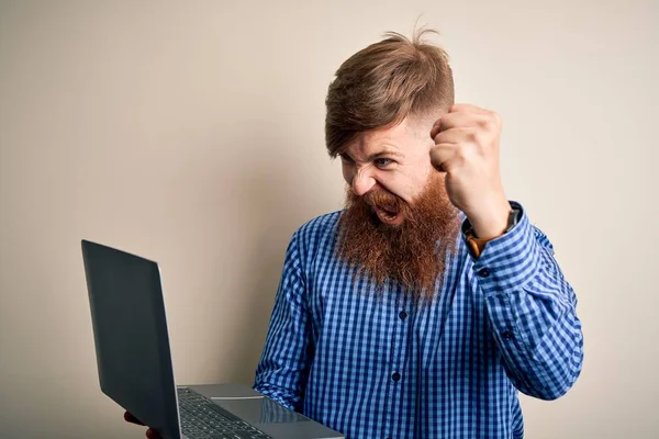 Pelirrojo Irlandés Hombre Negocios Con Barba Usando Computadora Portátil Sobre — Foto de Stock