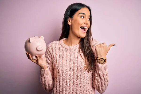 Jong Mooi Brunette Vrouw Holding Piggy Bank Sparen Geld Voor — Stockfoto