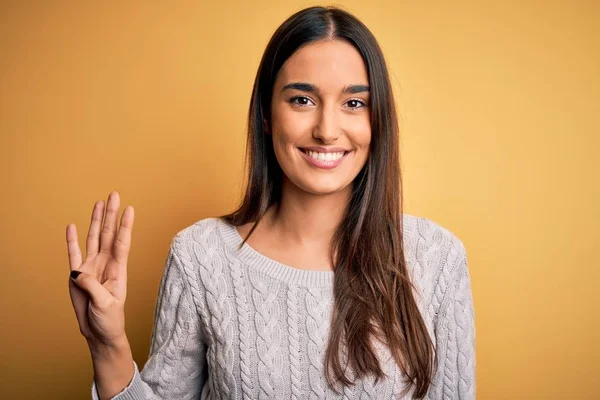 Jong Mooi Brunette Vrouw Dragen Wit Casual Trui Gele Achtergrond — Stockfoto