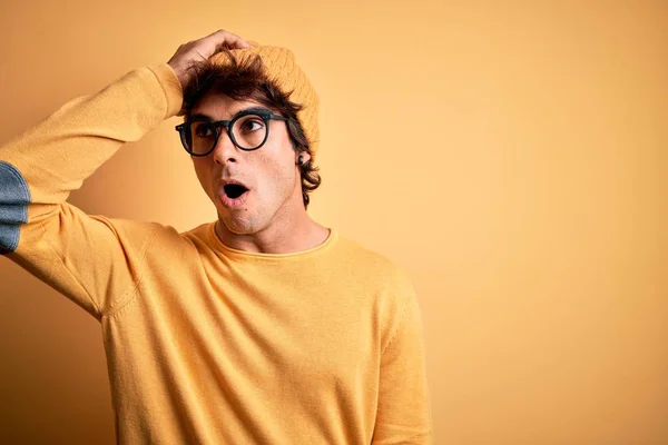 Joven Hombre Guapo Con Camiseta Casual Gafas Sobre Fondo Amarillo — Foto de Stock