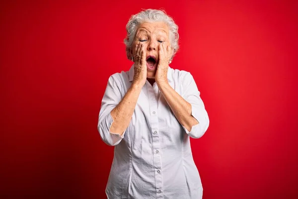 Senior Hermosa Mujer Con Camisa Elegante Pie Sobre Fondo Rojo —  Fotos de Stock