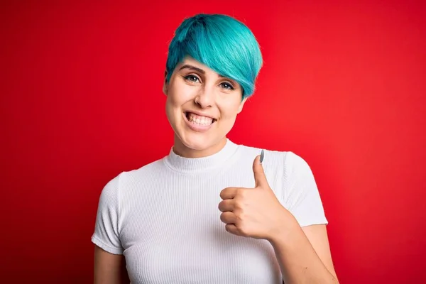 Mujer Hermosa Joven Con Pelo Azul Manera Que Usa Camiseta — Foto de Stock