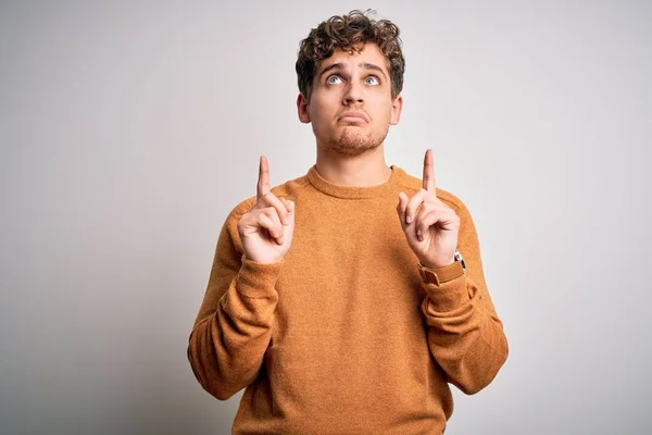 Joven Hombre Guapo Rubio Con Pelo Rizado Usando Suéter Casual —  Fotos de Stock