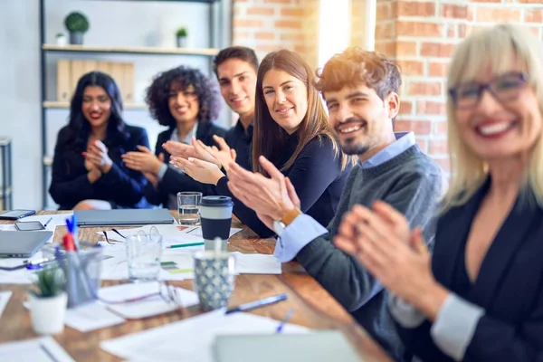 Gruppo Imprenditori Sorridenti Felici Fiduciosi Lavorare Insieme Con Sorriso Sul — Foto Stock