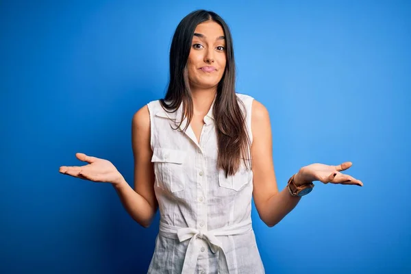 Young Beautiful Brunette Woman Wearing Casual Dress Isolated Blue Background — Stok fotoğraf