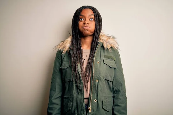 Junge Afrikanisch Amerikanische Frau Winterlichem Parka Mantel Über Isoliertem Hintergrund — Stockfoto