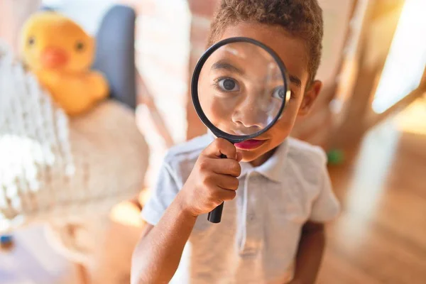 Beau Bambin Afro Américain Jouant Avec Loupe Maternelle — Photo