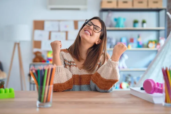 Die Junge Schöne Lehrerin Mit Pullover Und Brille Sitzt Kindergarten — Stockfoto