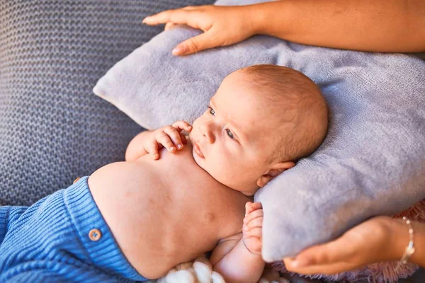 Evdeki Battaniyenin Üzerinde Kanepeye Uzanmış Sevimli Bir Bebek Yeni Doğmuş — Stok fotoğraf