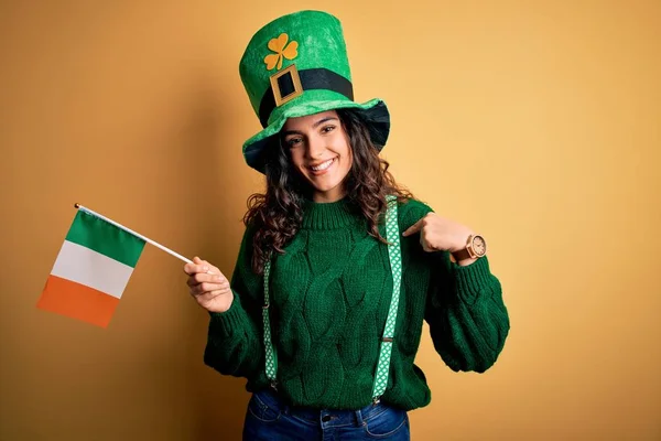 Vacker Patriotisk Lockigt Hår Kvinna Bär Hatt Hålla Irish Flagga — Stockfoto