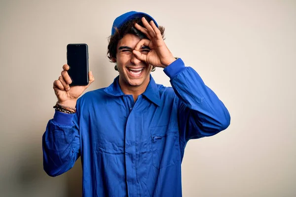 Giovane Meccanico Uomo Indossa Uniforme Tenendo Smartphone Sfondo Bianco Isolato — Foto Stock