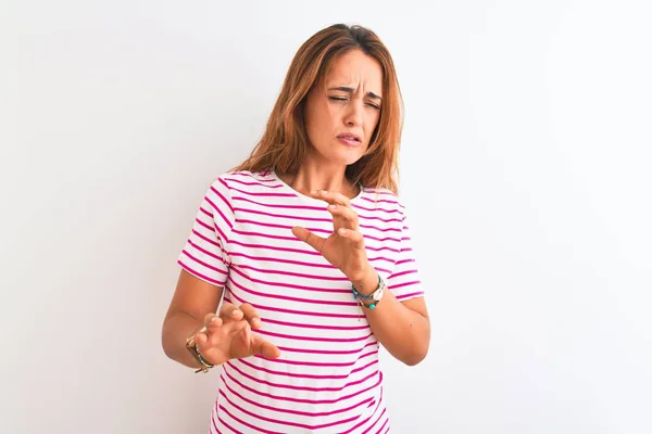 Mujer Pelirroja Joven Con Rayas Camiseta Casual Que Tambalea Sobre —  Fotos de Stock