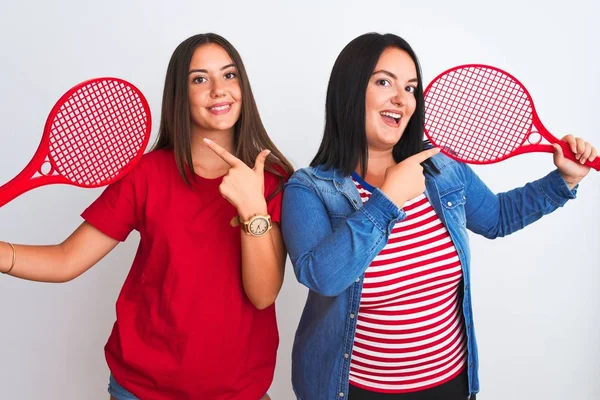 Jonge Mooie Sportvrouwen Houden Tennis Racket Staande Geïsoleerde Witte Achtergrond — Stockfoto