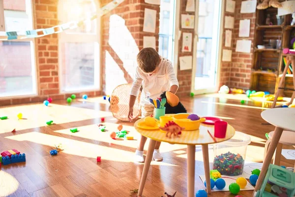 Schöne Blonde Kleinkind Spielt Mit Affenmaske Herumstehen Viel Spielzeug Kindergarten — Stockfoto