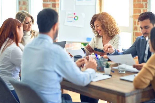 Grupo Trabajadores Empresariales Que Trabajan Juntos Sentado Escritorio Usando Documentos — Foto de Stock