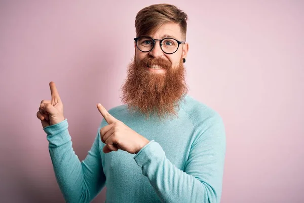 Guapo Pelirrojo Irlandés Con Barba Con Gafas Sobre Fondo Rosa —  Fotos de Stock