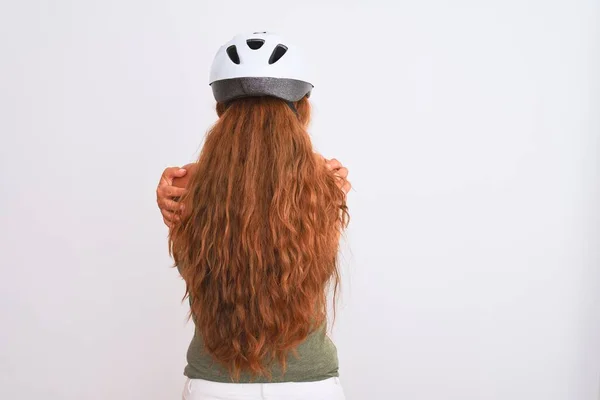 Middelbare Leeftijd Volwassen Fietser Vrouw Dragen Veiligheidshelm Geïsoleerde Achtergrond Knuffelen — Stockfoto