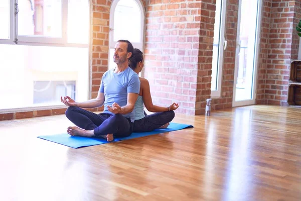 Edad Media Hermosa Pareja Deportiva Sentada Esterilla Practicando Yoga Haciendo — Foto de Stock