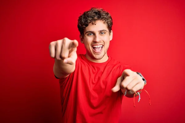 Jovem Loiro Bonito Homem Com Cabelo Encaracolado Vestindo Shirt Casual — Fotografia de Stock