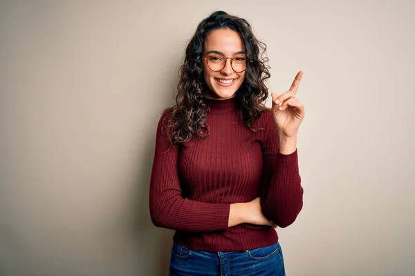 Hermosa Mujer Con Pelo Rizado Usando Suéter Casual Gafas Sobre — Foto de Stock