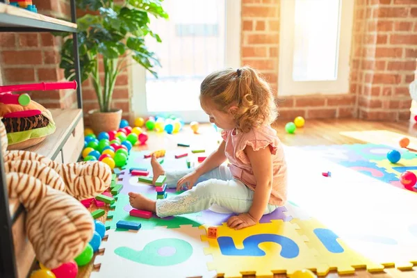 Schöne Blonde Kleinkind Mädchen Spielt Mit Holzklötzen Einen Turm Kindergarten — Stockfoto