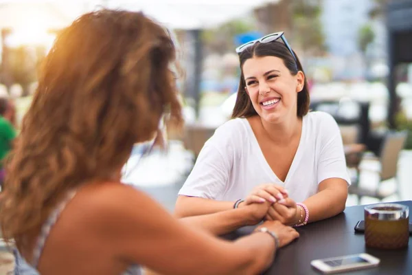 Hermosa Madre Hija Sentadas Terraza Restaurante Hablando Sonriendo —  Fotos de Stock