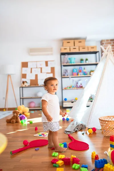 Entzückendes Kleinkind Spielt Kindergarten Jede Menge Spielzeug — Stockfoto