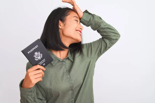 Mulher Chinesa Bonita Segurando Eua Passaporte Dos Estados Unidos Sobre — Fotografia de Stock