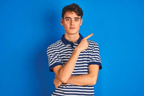 Tiener Jongen Dragen Casual Shirt Staan Blauw Geïsoleerde Achtergrond Wijzend — Stockfoto