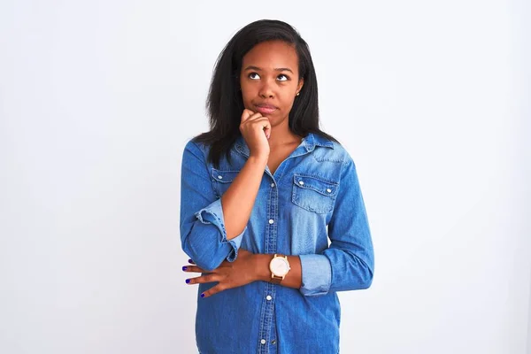 Красивая Молодая Африканская Американка Джинсовой Куртке Изолированном Фоне Рукой Подбородке — стоковое фото