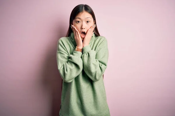 Young Beautiful Asian Woman Wearing Green Winter Sweater Pink Solated — 스톡 사진