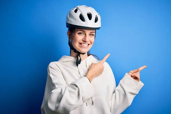 Young Beautiful Redhead Cyclist Woman Wearing Bike Helmet Isolated Blue — Stock Photo, Image