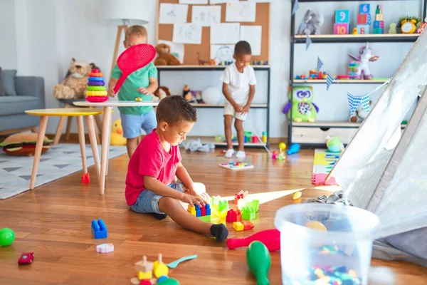 Adoráveis Crianças Brincando Torno Muitos Brinquedos Jardim Infância — Fotografia de Stock