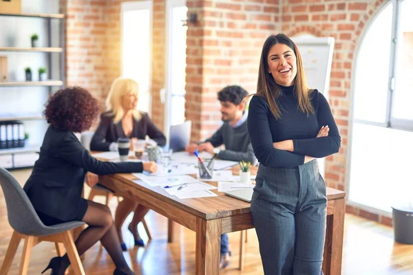 一緒に仕事をしている企業のグループ 若いです美しいです女性立って笑顔幸せ見ますザ カメラでザ オフィス — ストック写真