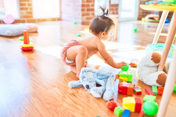 Bela Criança Feliz Jardim Infância Torno Brinquedos Coloridos — Fotografia de Stock