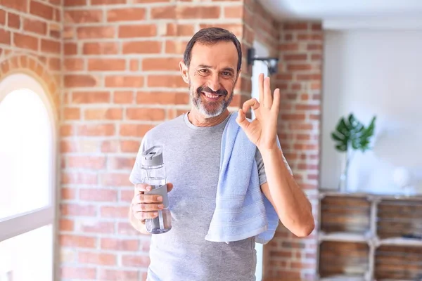 Deportista Guapo Mediana Edad Sosteniendo Botella Agua Toalla Pie Gimnasio —  Fotos de Stock