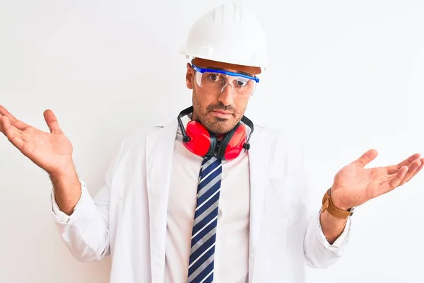 Homem Jovem Químico Vestindo Capacete Segurança Fones Ouvido Sobre Fundo — Fotografia de Stock