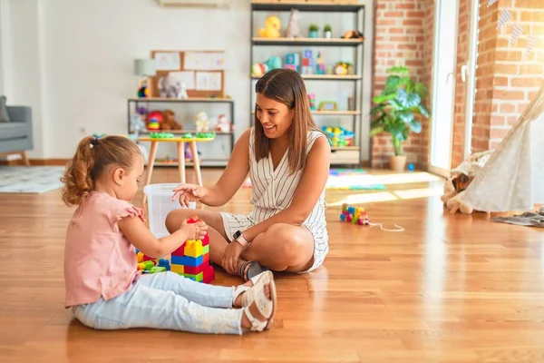 Bela Professora Loira Criança Torre Construção Menina Usando Blocos Plástico — Fotografia de Stock