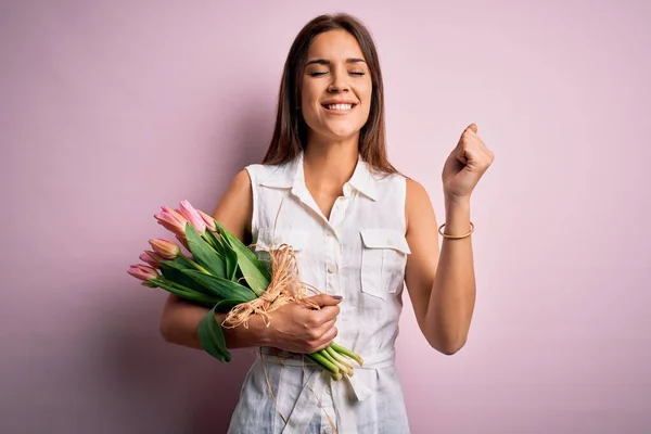 Fiatal Gyönyörű Barna Kezében Csokor Tulipán Virágok Felett Rózsaszín Háttér — Stock Fotó
