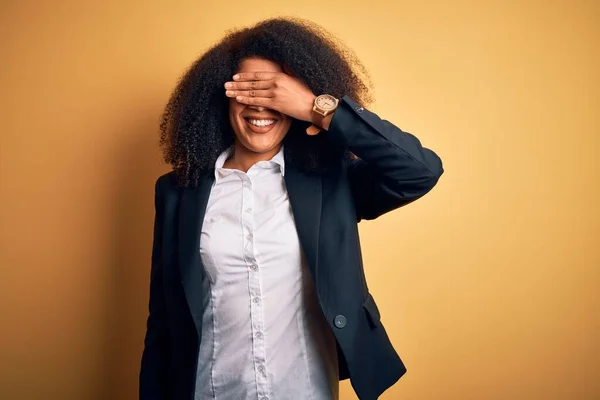 Młoda Piękna Afrykańska Kobieta Biznesu Afro Włosy Eleganckiej Kurtce Uśmiecha — Zdjęcie stockowe