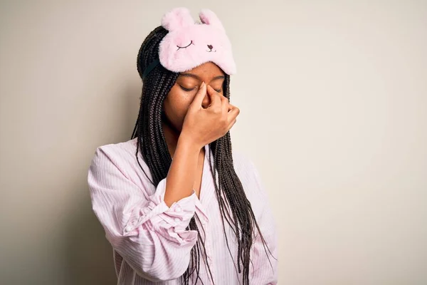 Mladá Afro Americká Žena Růžovém Pyžamu Spánkové Masce Izolovaném Pozadí — Stock fotografie