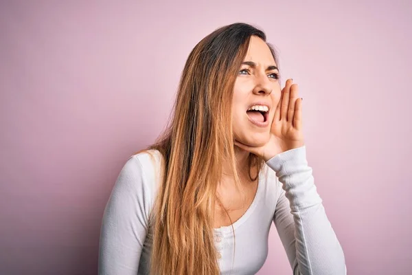 Jonge Mooie Blonde Vrouw Met Blauwe Ogen Dragen Witte Shirt — Stockfoto