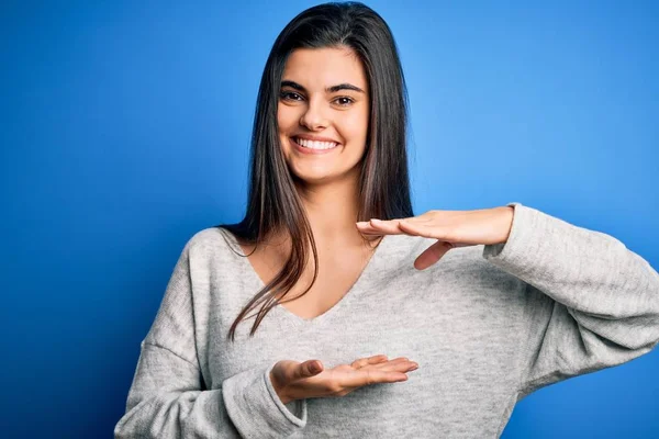 Young Beautiful Brunette Woman Wearing Casual Sweater Standing Blue Background — ストック写真
