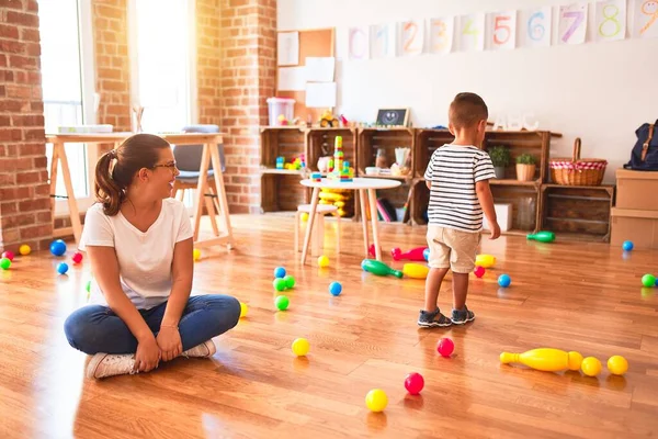 Vacker Lärare Och Småbarn Pojke Leker Med Färgade Små Bollar — Stockfoto
